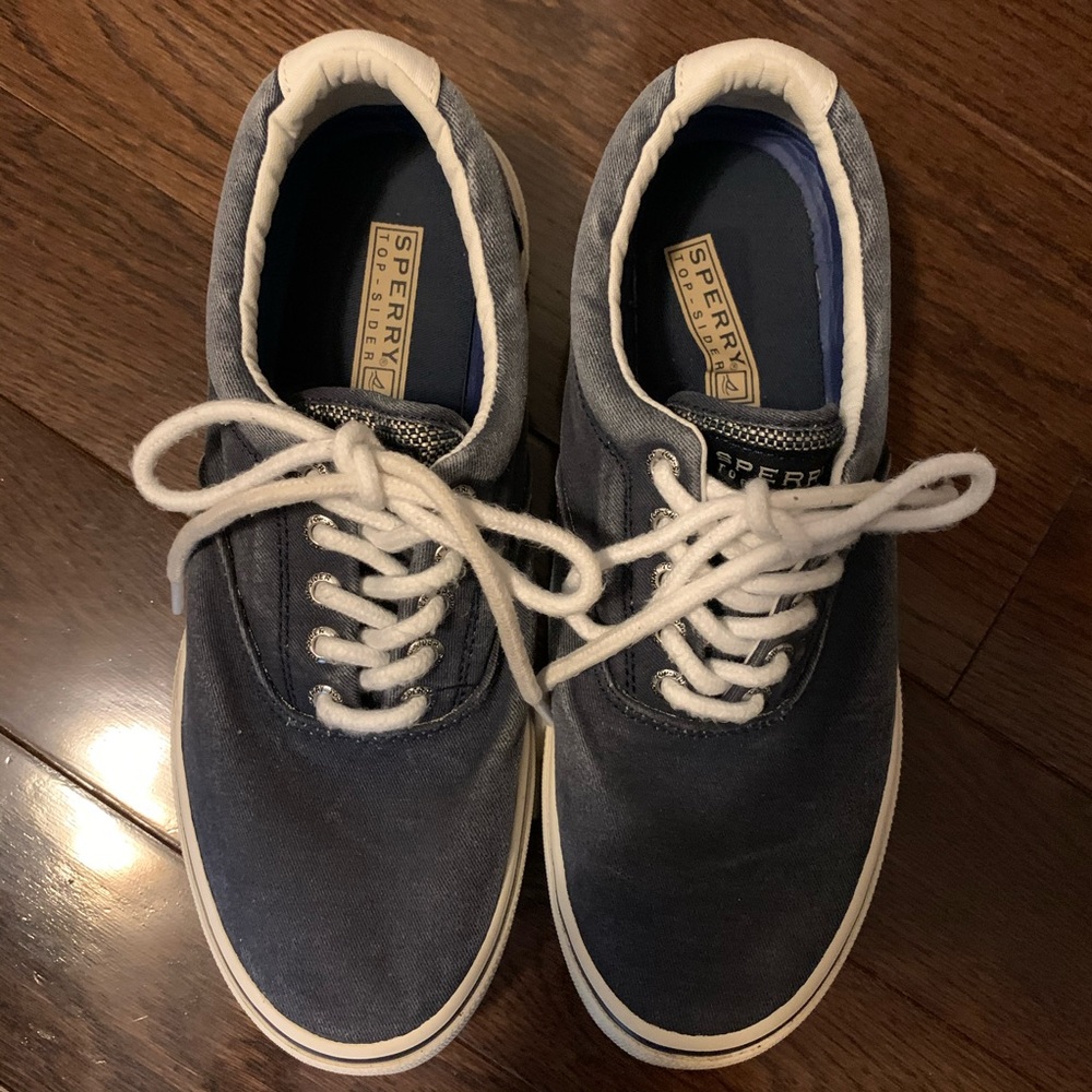 Sperry man used sneakers, size 7.5